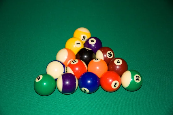 Bolas de bilhar - piscina, em uma mesa verde . — Fotografia de Stock
