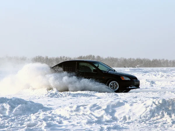 Auto na zimní silnici. — Stock fotografie