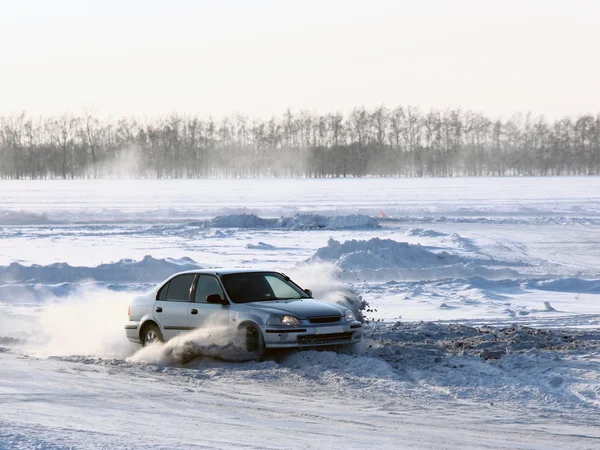 Auto op winterweg. — Stockfoto