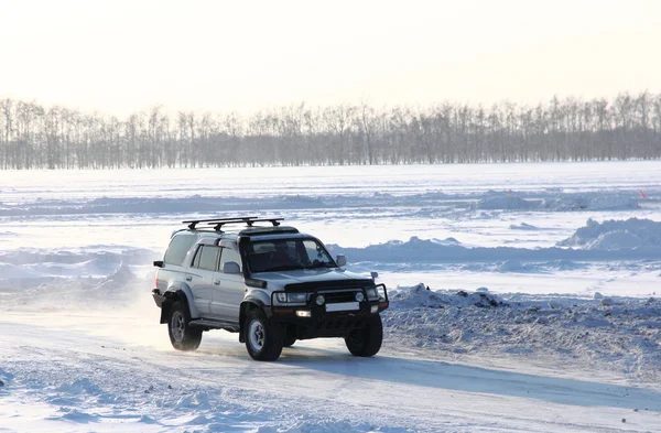 Bil på vintern väg. — Stockfoto