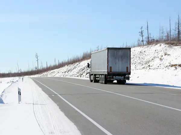 Il camion su una strada invernale . — Foto Stock