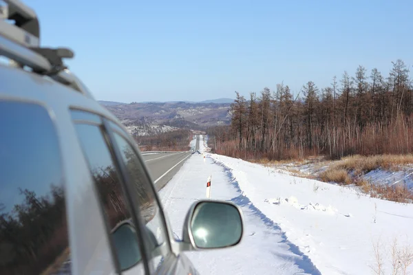 Auto op winterweg. — Stockfoto