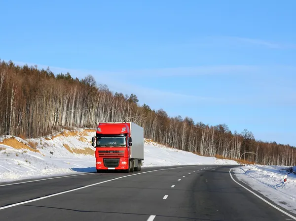 El camión rojo en un camino de invierno . —  Fotos de Stock