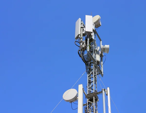 Antena celular contra el cielo azul — Foto de Stock
