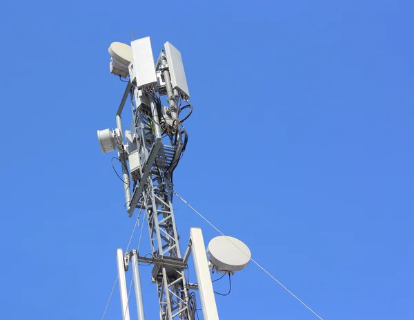 Antenne cellulaire contre ciel bleu — Photo
