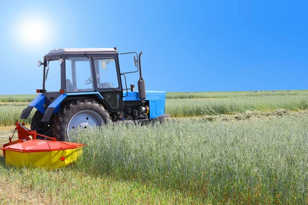 Alan, tarımsal sahnede yaz aylarında traktör — Stok fotoğraf