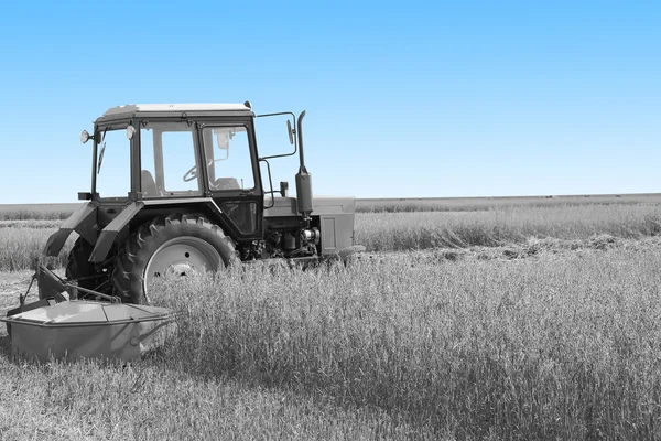 Traktor v poli. — Stock fotografie