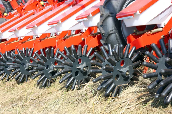 Traktor- och fröplanteringsgrödor på ett fält — Stockfoto