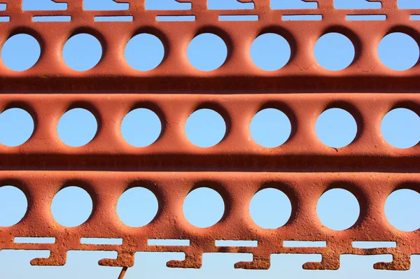 Старый ржавый забор с отверстиями — стоковое фото