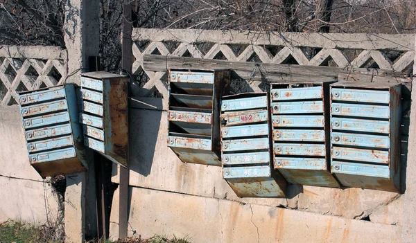 Old mailboxes are on the fence — Stock Photo, Image