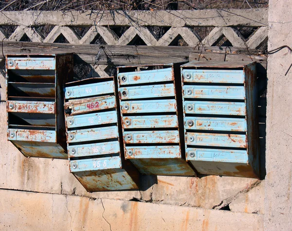 Caixas de correio antigas estão na cerca — Fotografia de Stock