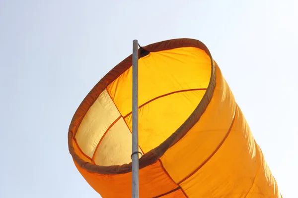 Windrichting Vlag op blauwe wolkenlucht in de wind — Stockfoto