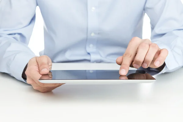 Adulto jovem usando tablet digital — Fotografia de Stock