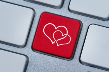 Online aşk, iki kalp simgesi, bilgisayar anahtar