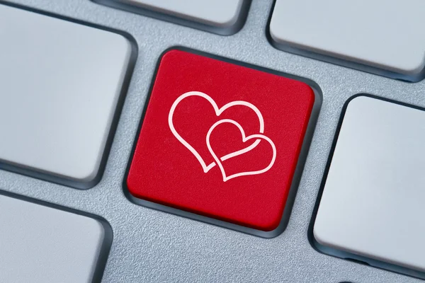 Online lásky, symbol dvě srdce na klíč počítače — Stock fotografie