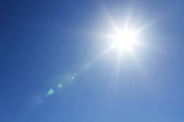 Sonnenschein bei klarem Himmel mit Kopierraum — Stockfoto