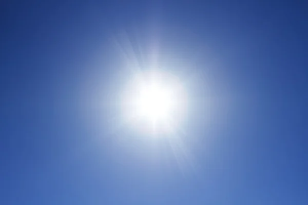 Sol no céu azul claro — Fotografia de Stock