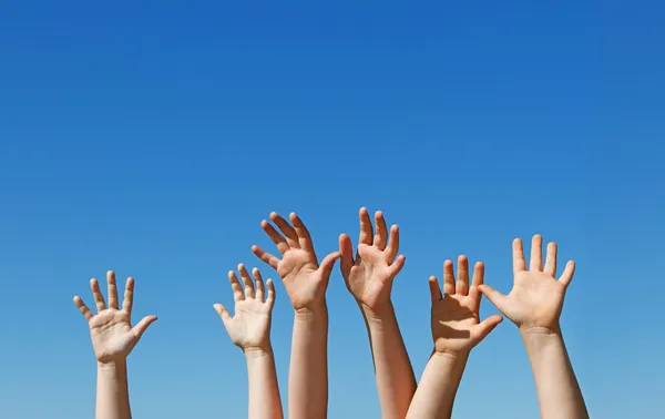 Crianças mãos levantadas — Fotografia de Stock