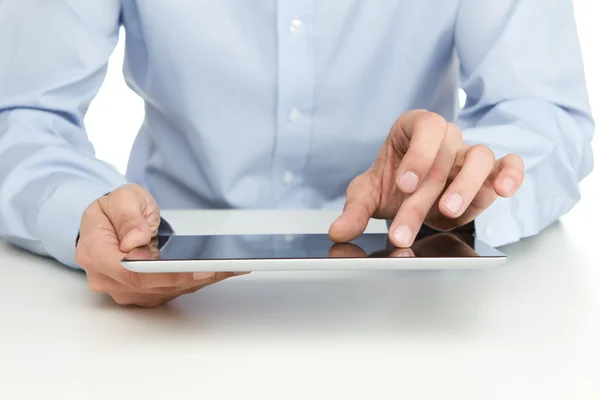 Usando tablet digital na mesa — Fotografia de Stock