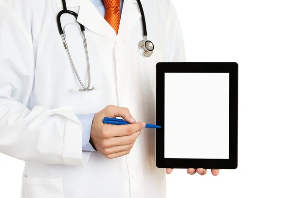 Médico apontando seu texto para tablet digital — Fotografia de Stock