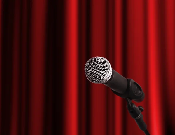 Microfone em um palco com espaço de cópia — Fotografia de Stock