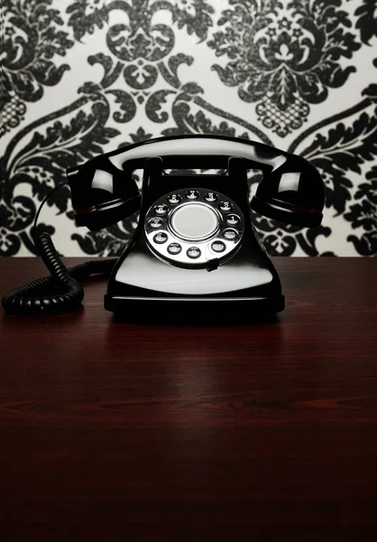 Vintage telephone at the desk — Stockfoto