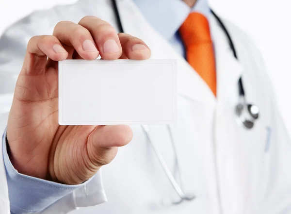 Médico segurando cartão de visita em branco — Fotografia de Stock