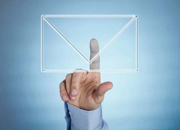 Main humaine appuyant sur l'icône du courrier virtuel — Photo