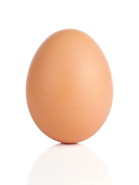 白で隔離される卵 — ストック写真