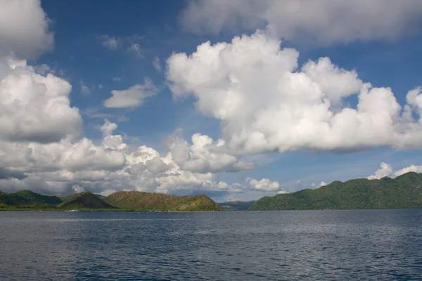 Cluods deniz arazi Filipinler peyzaj — Stok fotoğraf