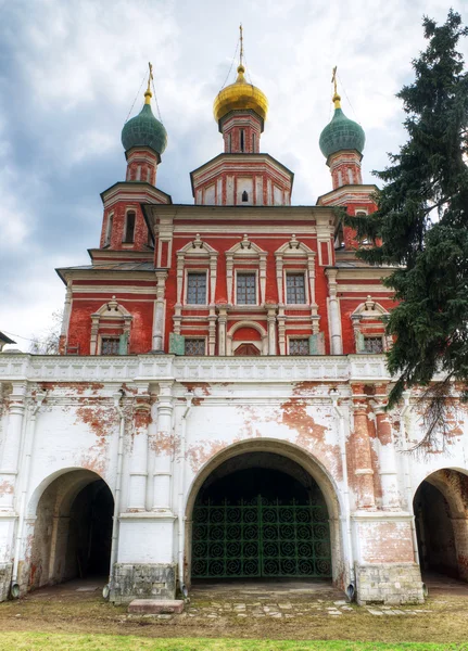 Brána kostel kláštera Novoděvičij v Moskvě — Stock fotografie