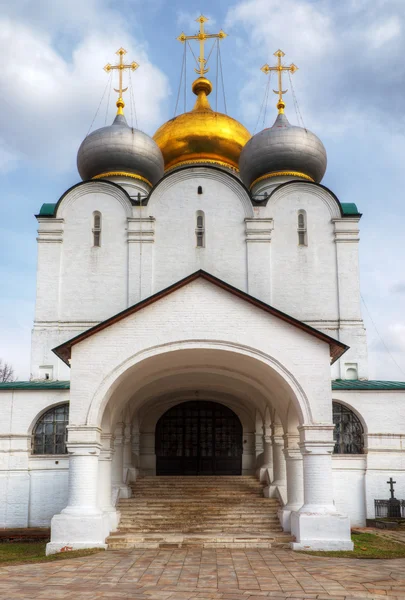 ノヴォデヴィチ女子修道院でモスクワで smolensky 大聖堂 — ストック写真