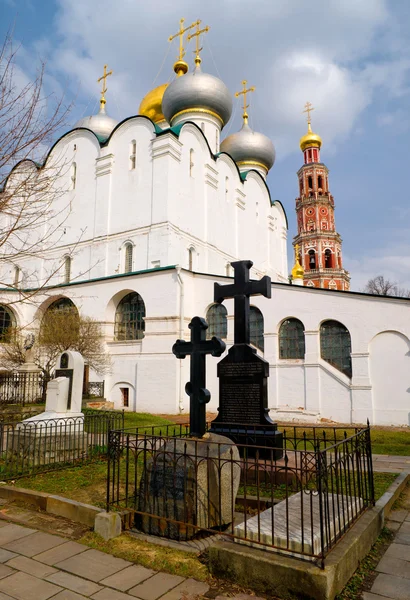 Smolensky cathedral and tombs in Novodevichy convent — Stock Photo, Image