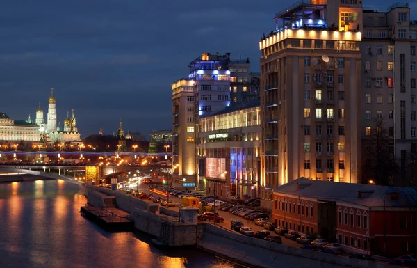 Odrůda divadlo a moskevský Kreml večerní pohled — Stock fotografie
