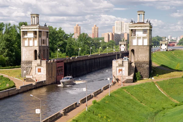 Schleusentore am Moskauer Kanal — Stockfoto