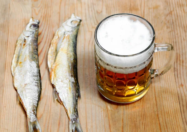 Dead dry salty fish and beer — Stock Photo, Image