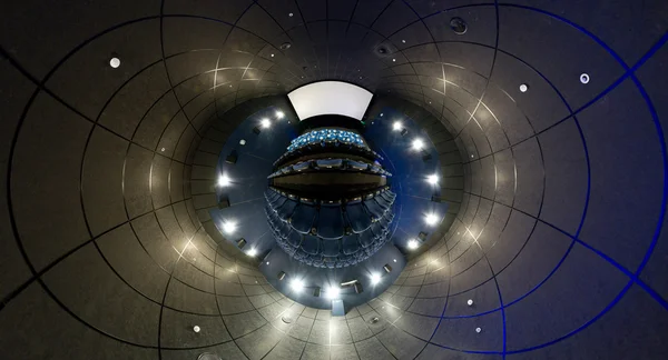 พาโนรามา 360 องศาของโรงภาพยนตร์ฮอลล์สไตล์ดาวเคราะห์ขนาดเล็ก — ภาพถ่ายสต็อก