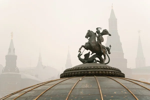 stock image Monument to St. George with Kremlin towers in Moscow