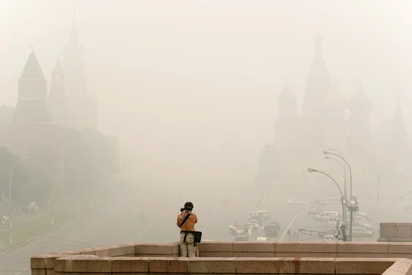 Catedral de intercesión (St. Basilio) y el Kremlin de Moscú bajo smog —  Fotos de Stock