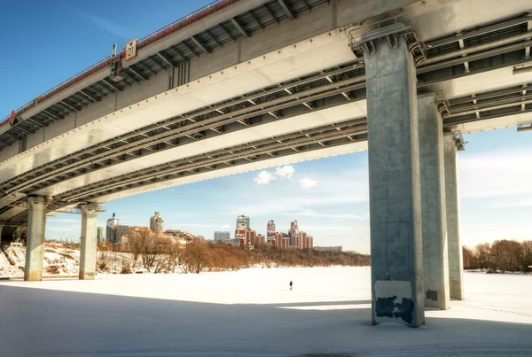 Modern bridge through a Moskva River (Zhivopisny bridge) in wint — Stock Photo, Image