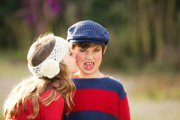 Kinderen kus — Stockfoto