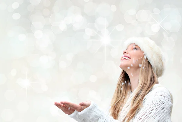Christmas holiday kvinna med snö — Stockfoto