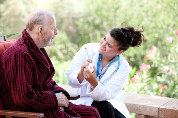 Homme âgé avec médecin ou infirmière — Photo