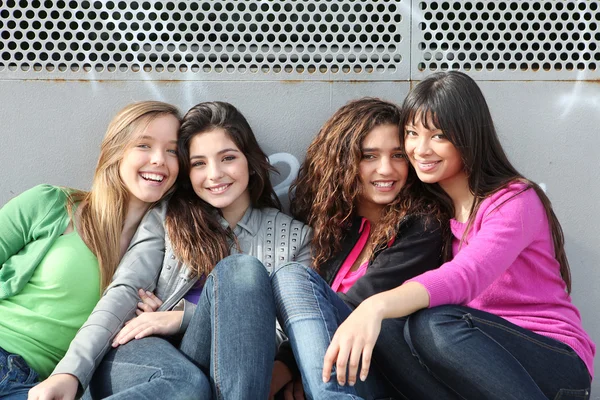 Смешанная расовая группа улыбающихся девушек — стоковое фото