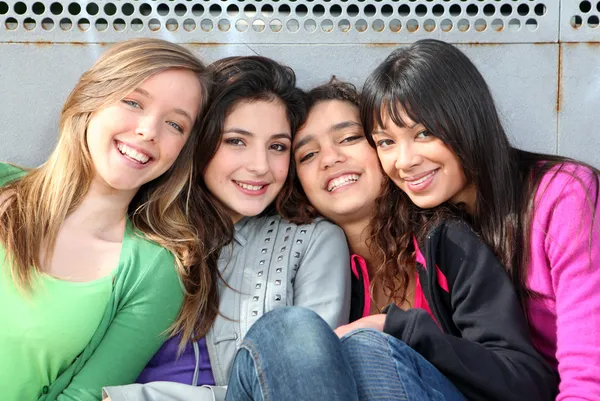 Gemengd ras groep van lachende meisjes — Stockfoto
