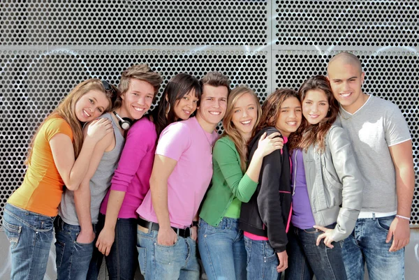 Grupa różnych uczniów i młodzieży na terenie kampusu — Zdjęcie stockowe