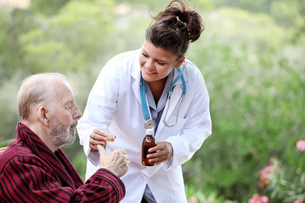 Старший мужчина с врачом или медсестрой — стоковое фото
