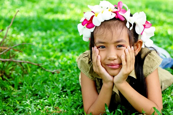 Diáklány mosolyog, és pihenjen a kertben — Stock Fotó