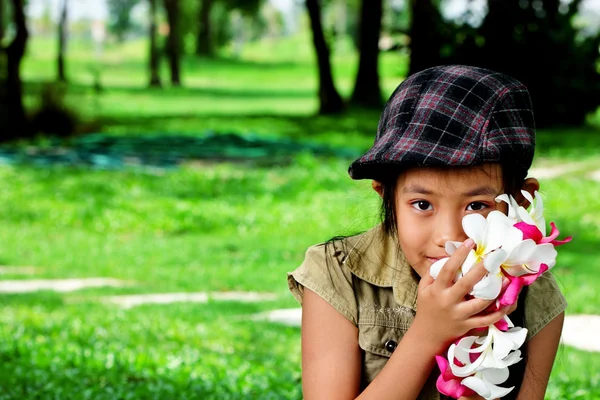 어린 소녀와 꽃의 귀여운 — 스톡 사진
