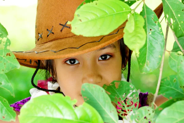 Jeune fille étudiante poster sur le dos des feuilles — Photo